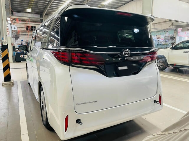 duoi-xe-toyota-alphard