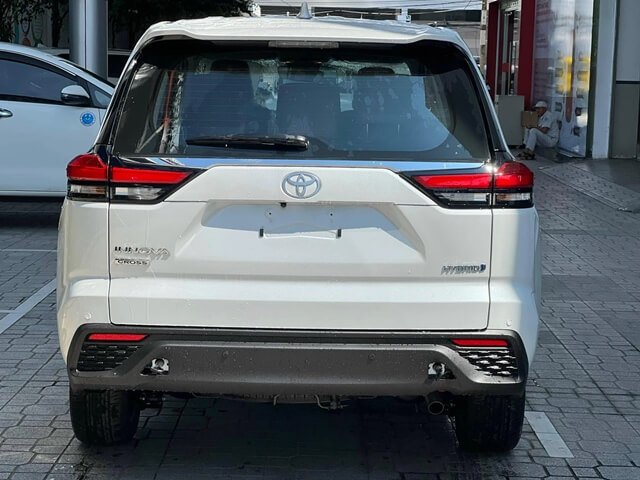 duoi-xe-toyota-innova-2025